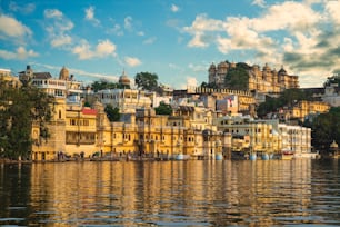 인도 라자스탄주 우다이푸르에 있는 피촐라 호수 둑과 도시 궁전의 풍경