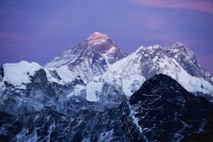 La hermosa vista de la montaña Everest cubierta de nieve