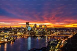Una vista panoramica dell'alba sulla città di Pittsburgh in Germania