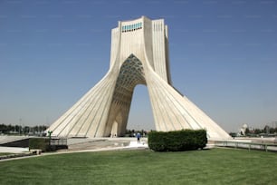 イランの有名なアザディタワーテヘランのパノラマショットアザディタワーテヘランイラン
