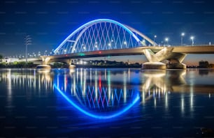 ミネソタ州ミネアポリスのローリー橋は夜にライトアップされました。