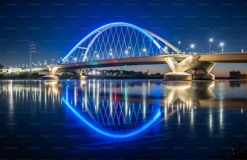 Die Lowry Bridge in Minneapolis, Minnesota, leuchtete nachts.