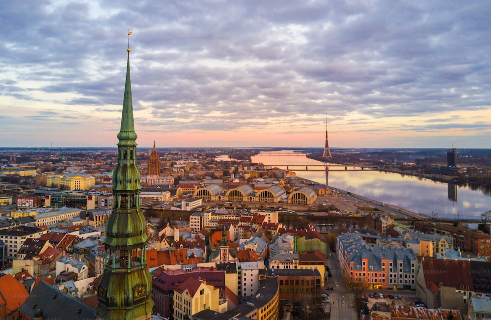 Un paysage urbain de Riga sous la lumière du soleil en Lettonie - parfait pour les papiers peints