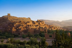 일출에 Ait Benhaddou (요새화 된 마을)의 경치 좋은 전망, 모로코