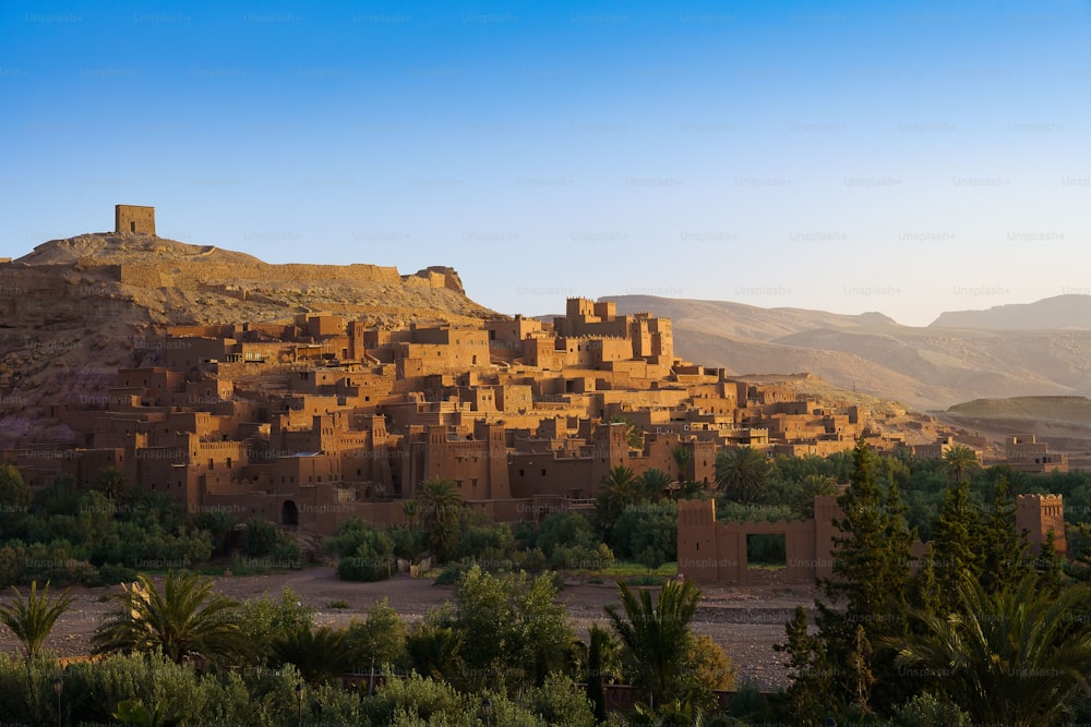 일출에 Ait Benhaddou (요새화 된 마을)의 경치 좋은 전망, 모로코