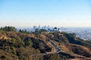 Uma bela vista aérea do Griffith Park em Los Angeles, EUA