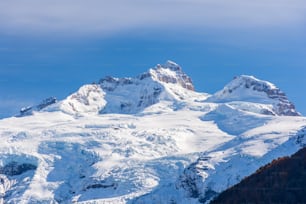 Una splendida vista dello stratovulcano innevato Tronador contro il cielo blu delle Ande meridionali