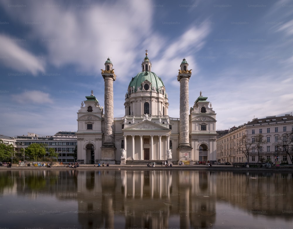 오스트리아 비엔나에 있는 Karlskirche 바로크 양식의 교회의 아름다운 전망