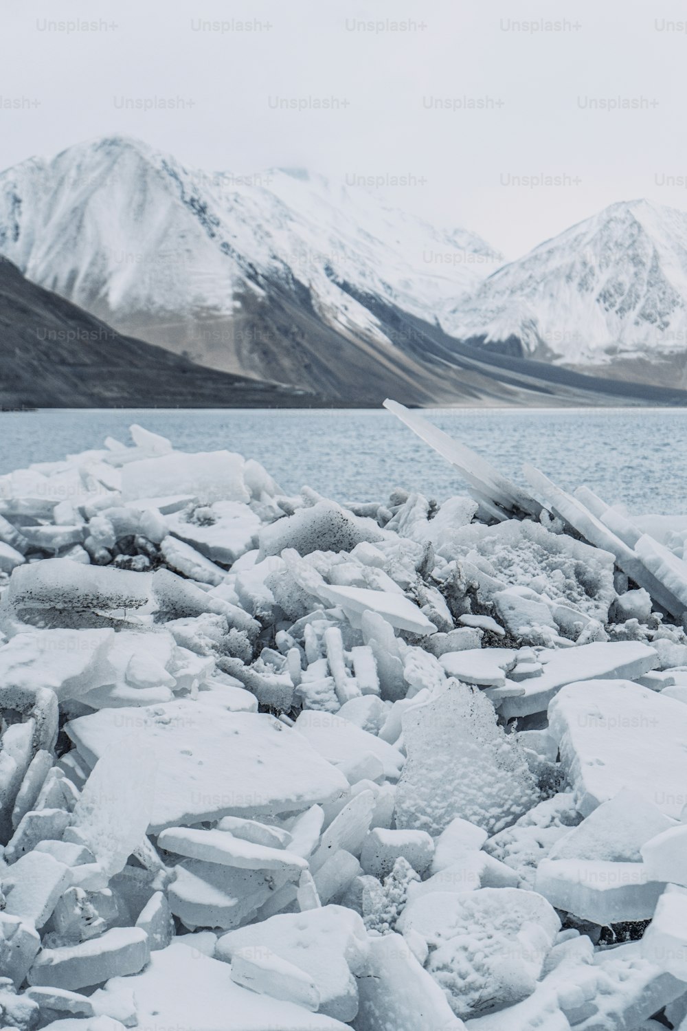 Une belle vue sur les icebergs du Ladakh, le réchauffement climatique et le concept de changement climatique avec de belles montagnes couvertes de neige en arrière-plan.