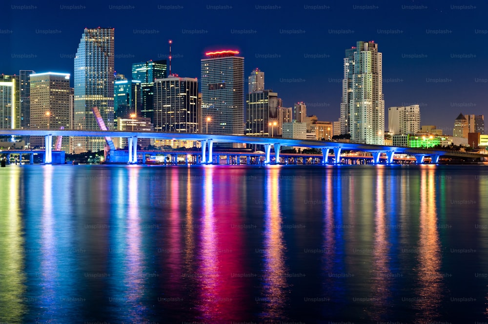 Uma paisagem urbana de Miami, Flórida à noite