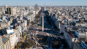 Uma vista aérea da paisagem urbana de Buenos Aires, Argentina, sobre a Avenida 9 De Julio em frente ao Obelisco