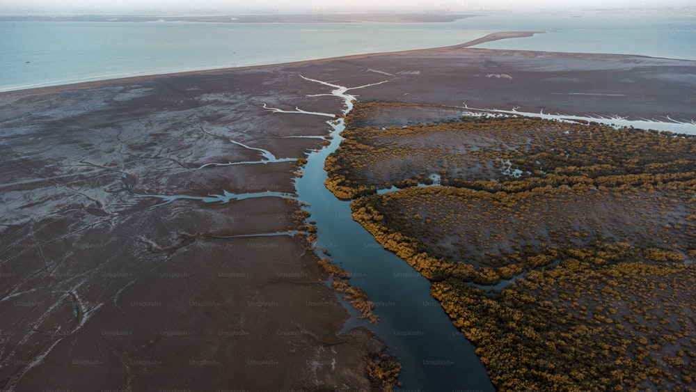 Uma vista aérea de uma bela paisagem e do mar, costa de Karachi, Paquistão