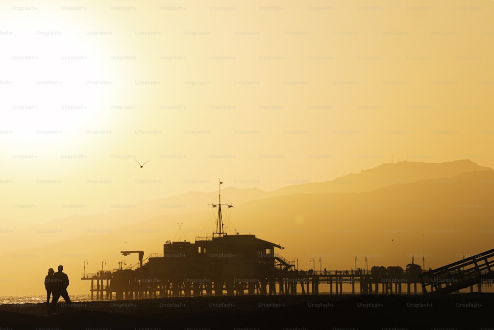 Uma paisagem da silhueta da praia de Santa Monica durante o pôr do sol na Califórnia, nos EUA