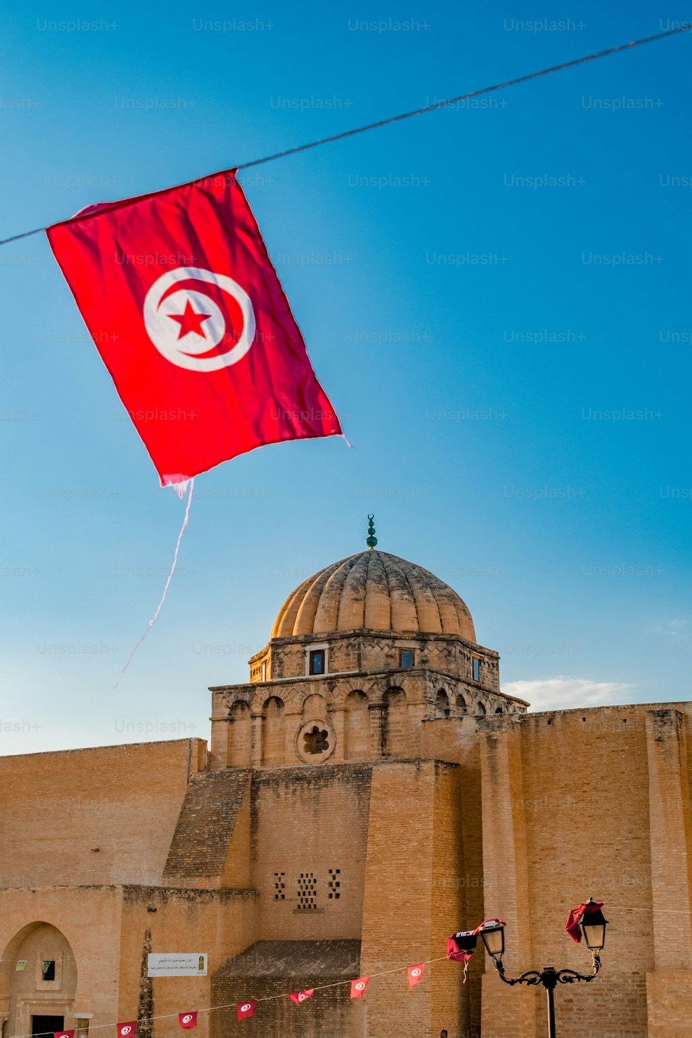 튀니지 카이로안 모스크의 로우 앵글 샷