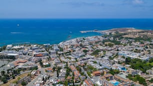 Una toma de ángulo alto de los edificios junto al océano capturada en Chipre
