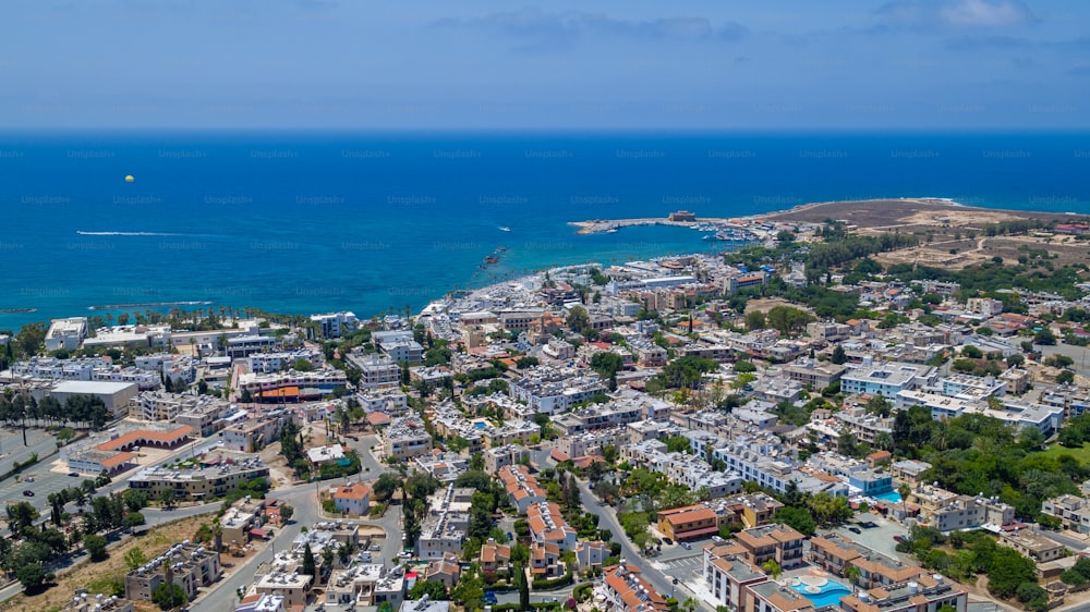 Uma foto de alto ângulo dos edifícios pelo oceano capturada em Chipre
