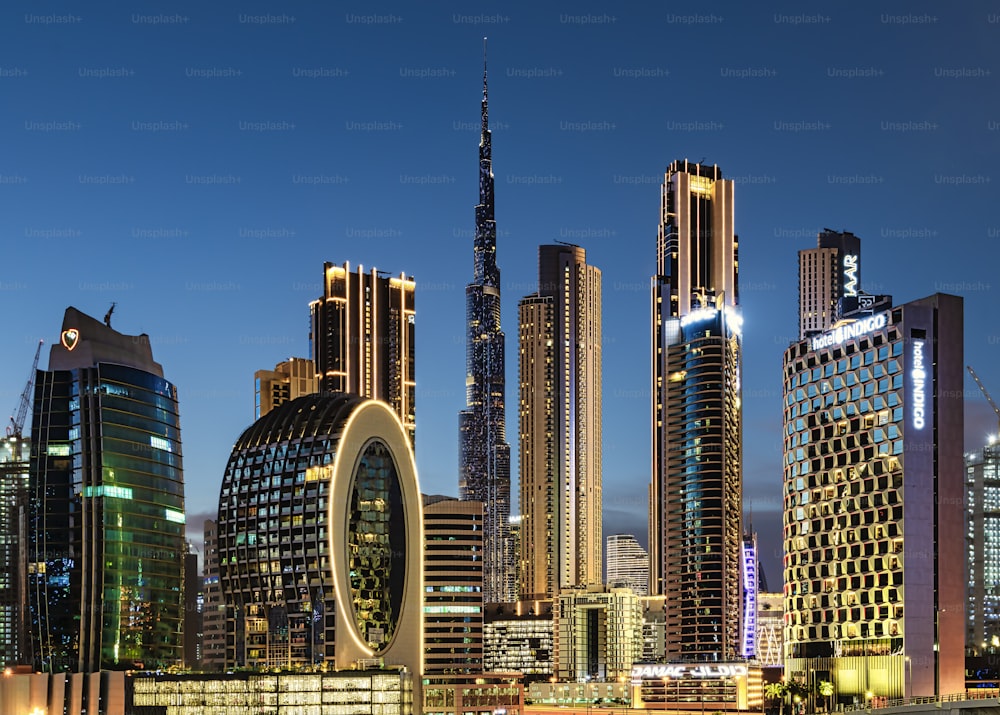 두바이, 아랍 에미리트 – 2021년 11월 8일: UAE 두바이의 매혹적인 고층 빌딩 도시 풍경