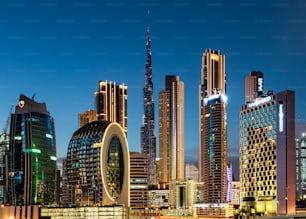 DUBAÏ, Émirats arabes unis – 8 novembre 2021 : Un paysage urbain fascinant de gratte-ciel à Dubaï, aux Émirats arabes unis