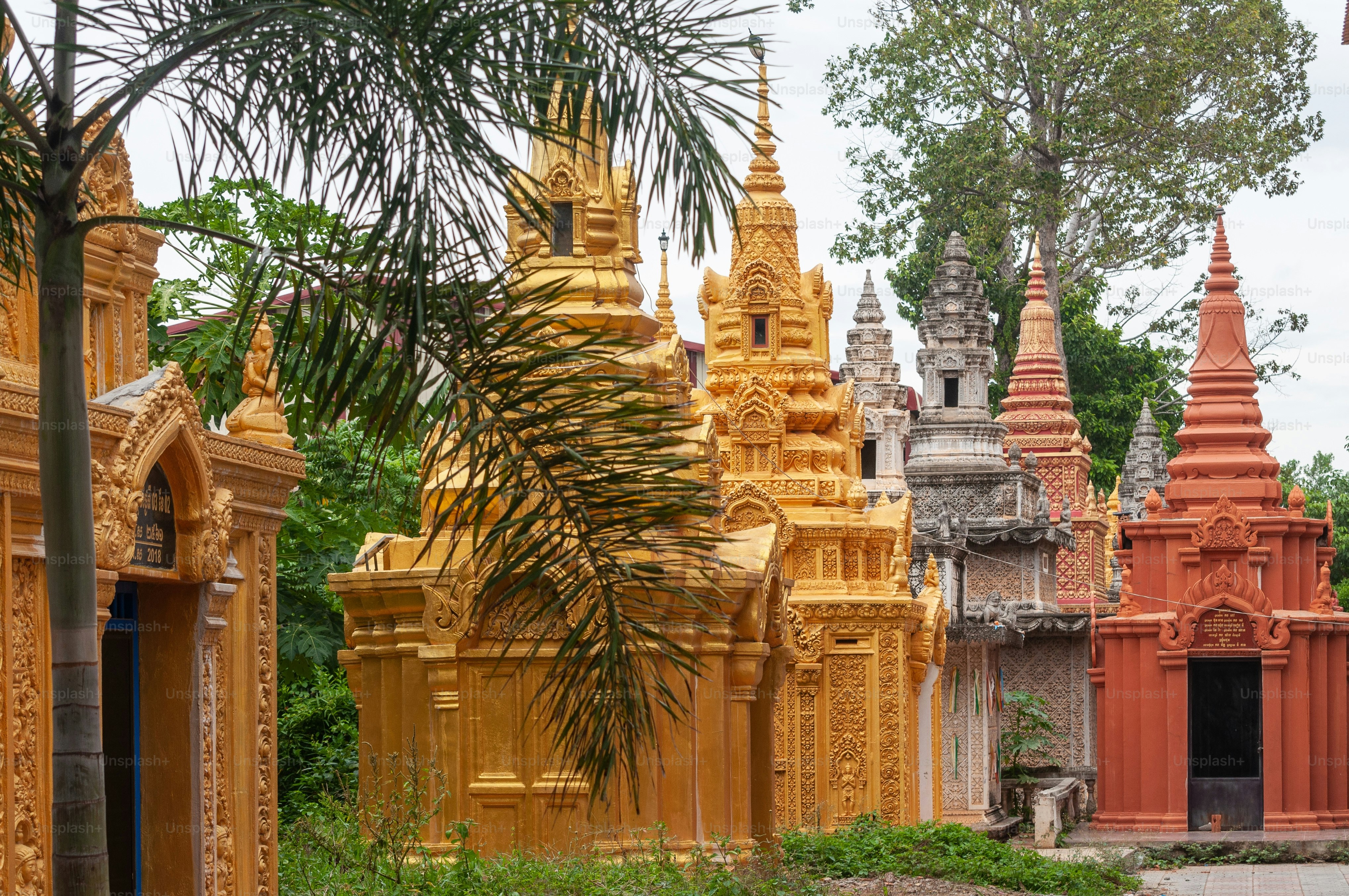 Um grupo de antigos edifícios religiosos históricos no meio da paisagem verde em Phnom Penh, no Camboja