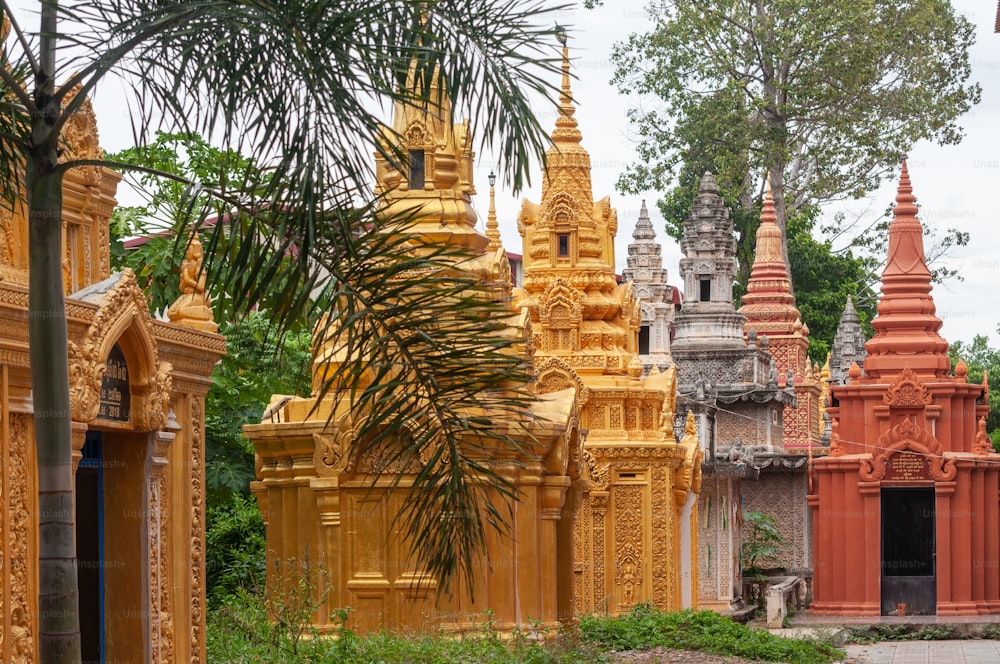 Um grupo de antigos edifícios religiosos históricos no meio da paisagem verde em Phnom Penh, no Camboja
