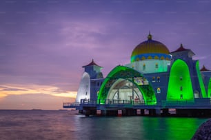 明るい夕焼けの空の背景にマレーシアのマラッカ海峡モスクの美しい景色