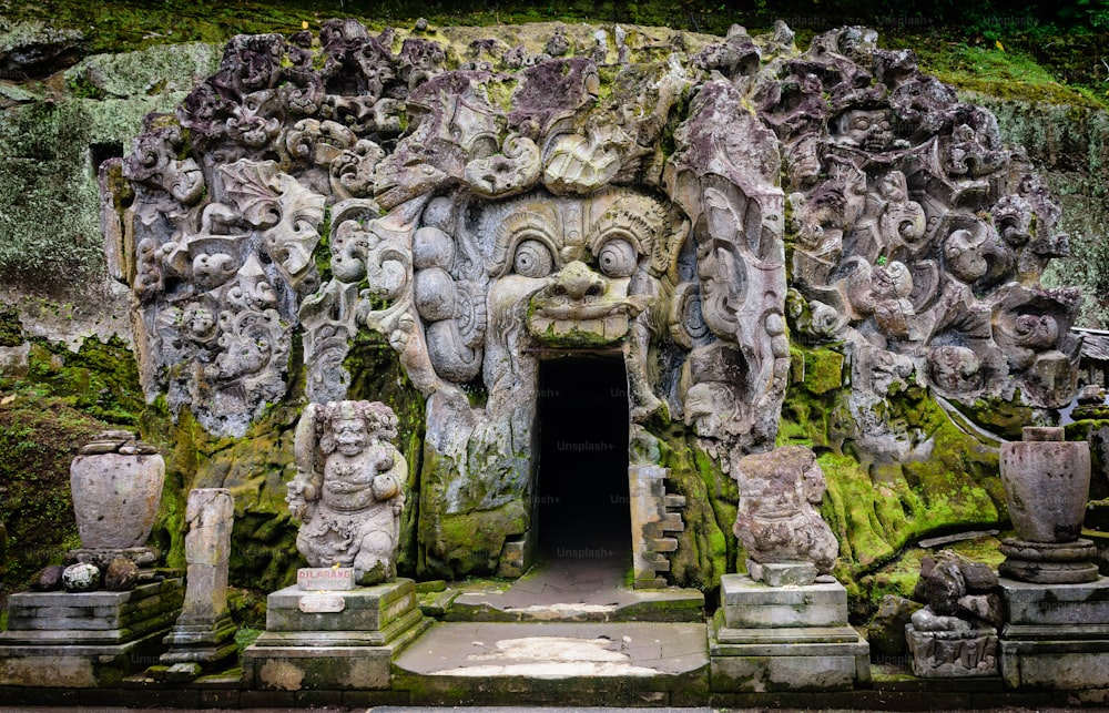 La entrada de un templo en Bali, Indonesia