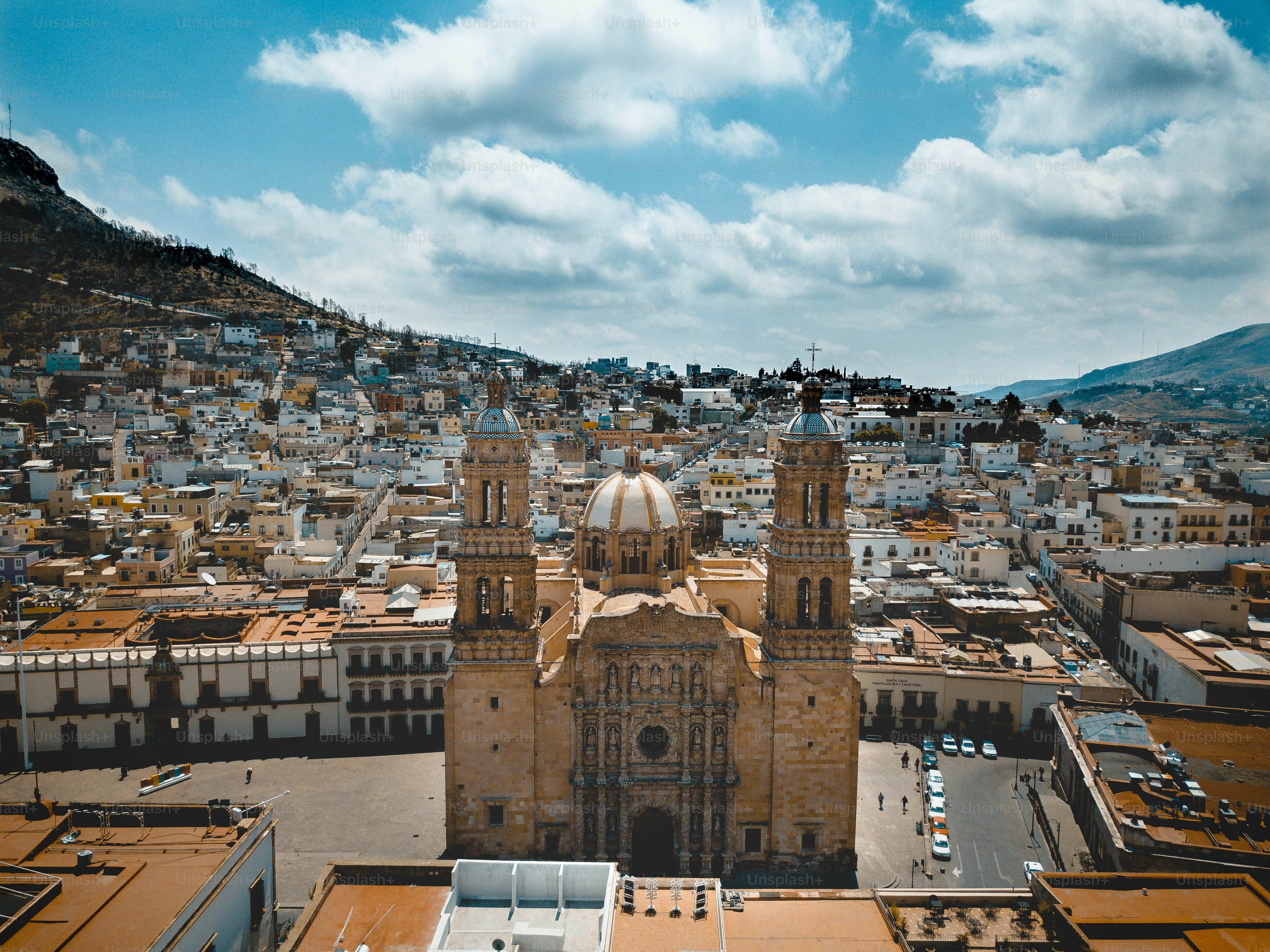Uma foto aérea da catedral em Zacatecas, México, sob um céu nublado azul