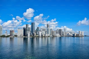 Eine atemberaubende Aufnahme einer wunderschönen Skyline mit einer Meereslandschaft in Miami