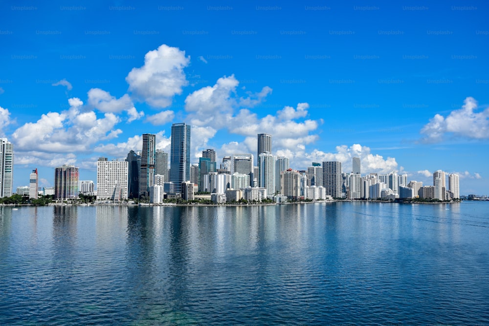 Uno scatto mozzafiato di un bellissimo skyline con un paesaggio marino a Miami