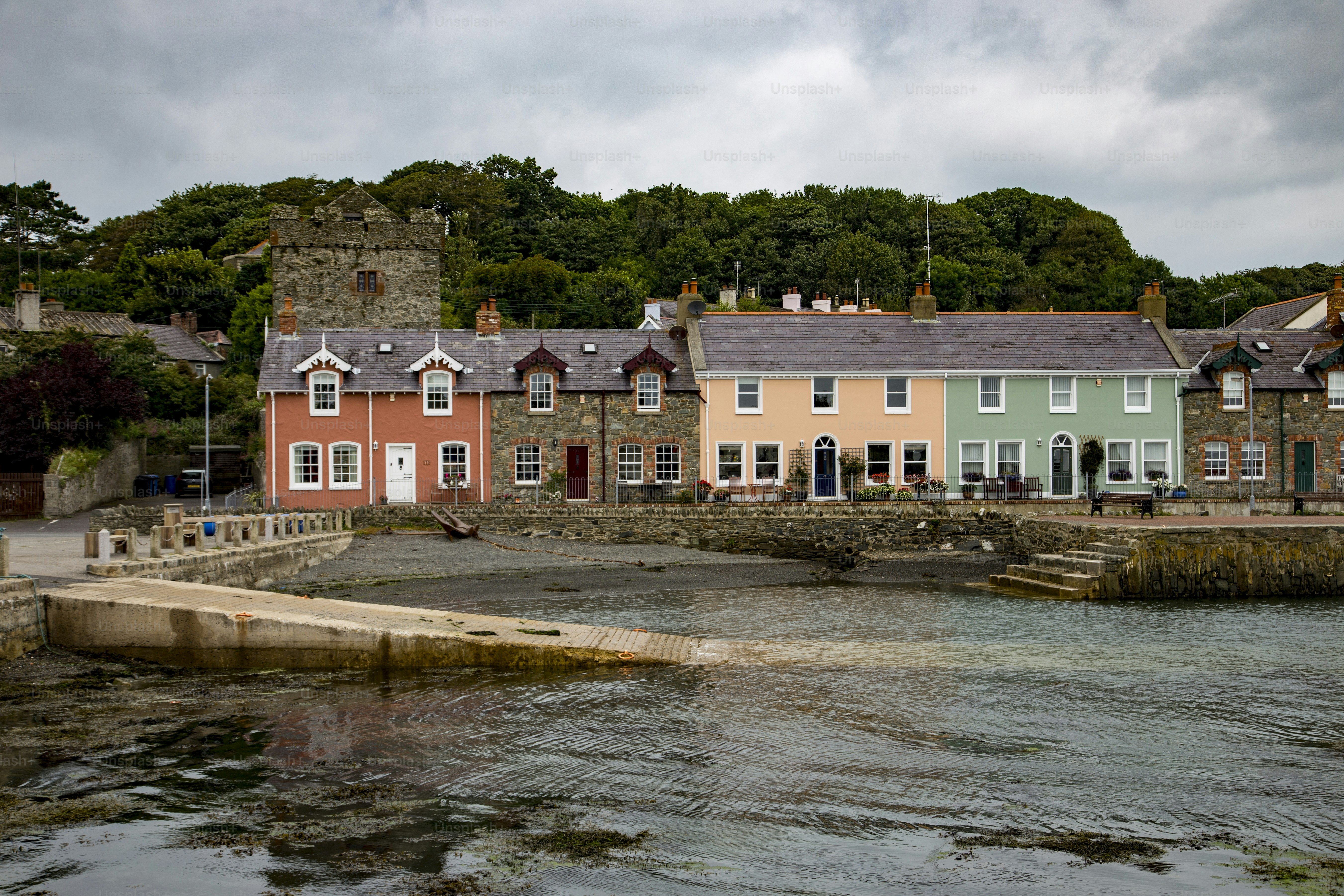 Una hermosa escena de casas de colores a la orilla del mar de Strangford en  Irlanda del Norte foto – Imagen de Casa en Unsplash, image size:3000x2000