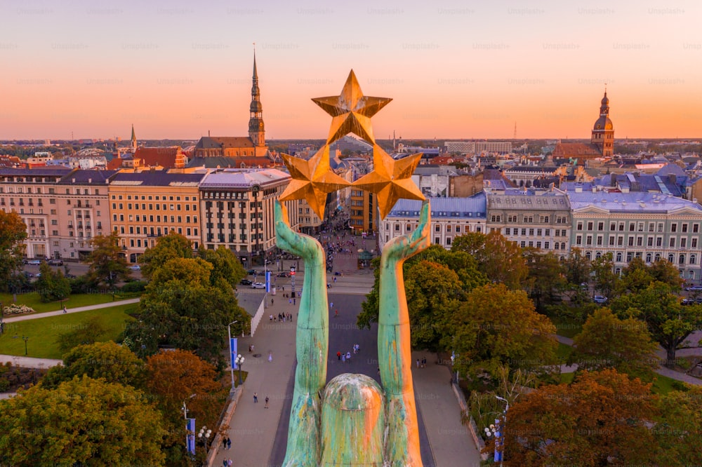 Un'incredibile veduta aerea della Statua della Libertà Milda a Riga, Lettonia durante il tramonto