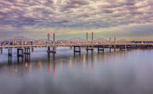 日没時のルイビ��ルのオハイオ川に架かる橋の空中写真