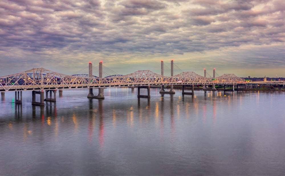日没時のルイビルのオハイオ川に架かる橋の空中写真