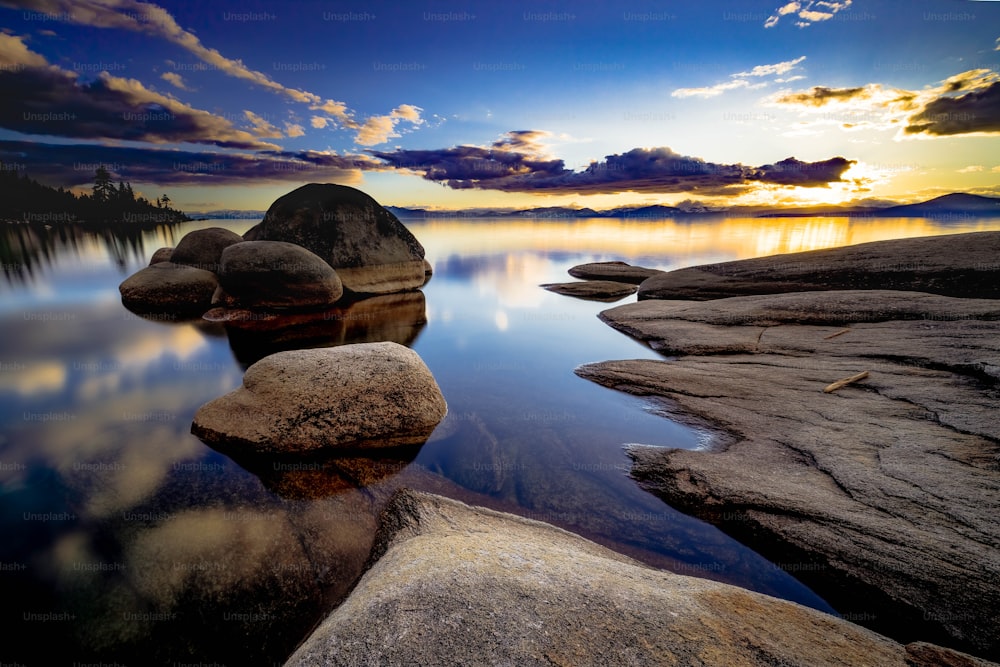 Una vista panoramica del lago Tahoe durante un tramonto mozzafiato catturato dalla riva