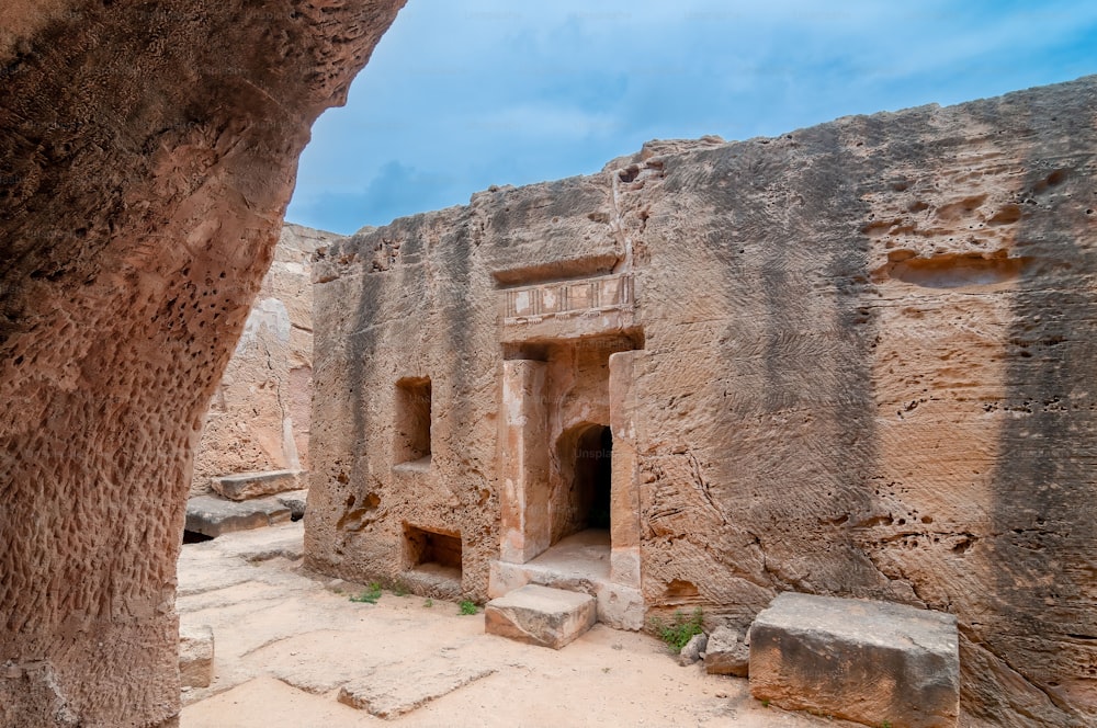 Una hermosa vista del sitio arqueológico, Tumbas de los Reyes en Pafos, Chipre