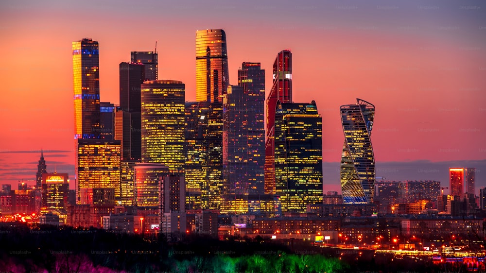 Eine atemberaubende Aufnahme einer Megapolis mit beleuchteten Wolkenkratzern am Abend