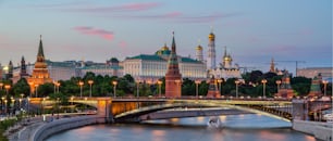 Uno scatto panoramico del fiume Moscova con una lunga esposizione vicino al Cremlino di sera a Mosca, Russia