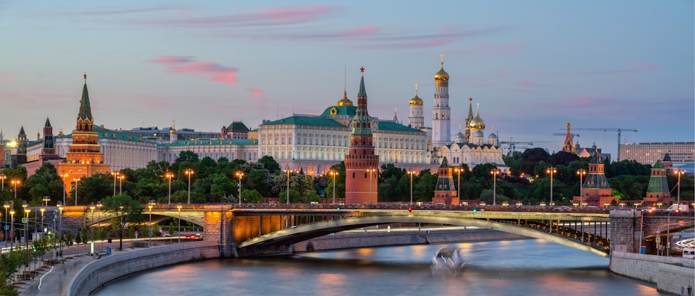 Une photo panoramique de la rivière Moskova avec une longue exposition près du Kremlin le soir à Moscou, en Russie