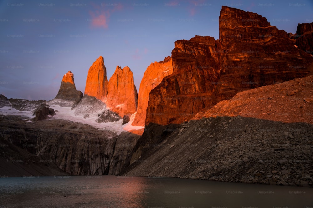 Sonnenaufgang auf den Gipfeln des Nationalparks Torres del Paine gegen 6 Uhr morgens