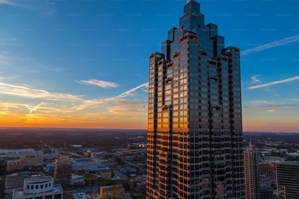 A high angle shot of a high-rise building in Atlanta under the beautiful blue sky in the evening