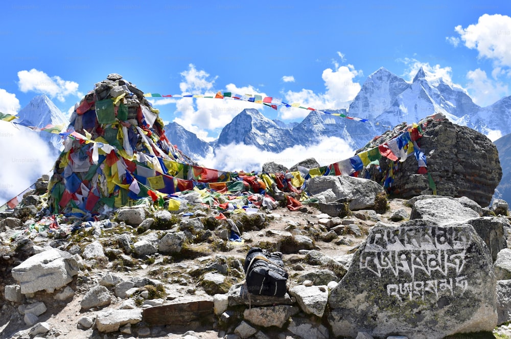 ネパールのク�ムジュンにあるエベレストベースキャンプの美しい景色、青い空の下に旗