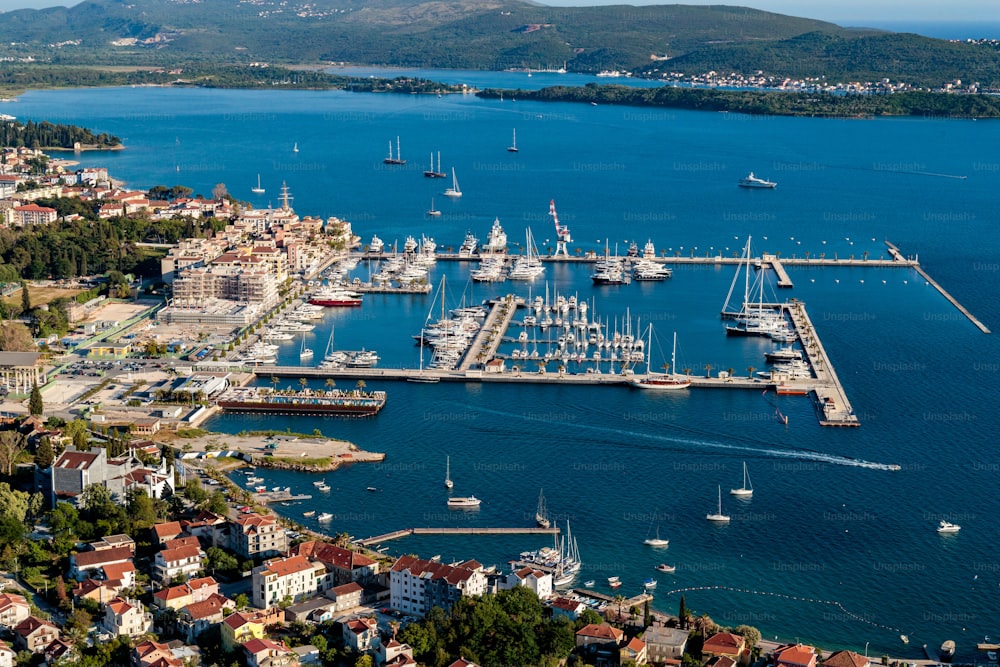 Una toma de ángulo alto de barcos cerca de los muelles y edificios en la costa en Porto Montenegro, Kotor, Montenegro