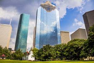 Ein wunderschöner Blick auf moderne Wolkenkratzer vom Sam Houston Park in Houston, Texas