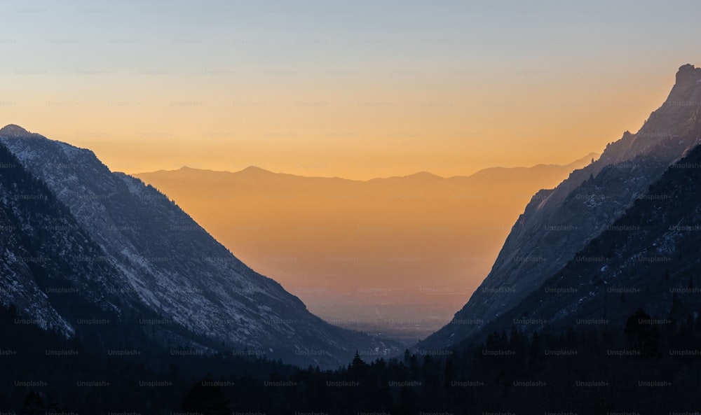 Una hermosa vista de paisaje de una épica puesta de sol en la montaña sobre Salt Lake City, Utah, Estados Unidos