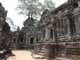 Angkor Wat est l’une des plus grandes merveilles du monde au Cambodge avec des milliers d’histoire