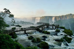 ブラジルのイグアスの滝にある橋の美しいショット