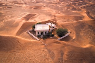 좌초 - 아랍 에미리트 (두바이)의 사막에 버려진 모스크. 유령 도시는 완전히 버려지고 모래로 덮여 있습니다.