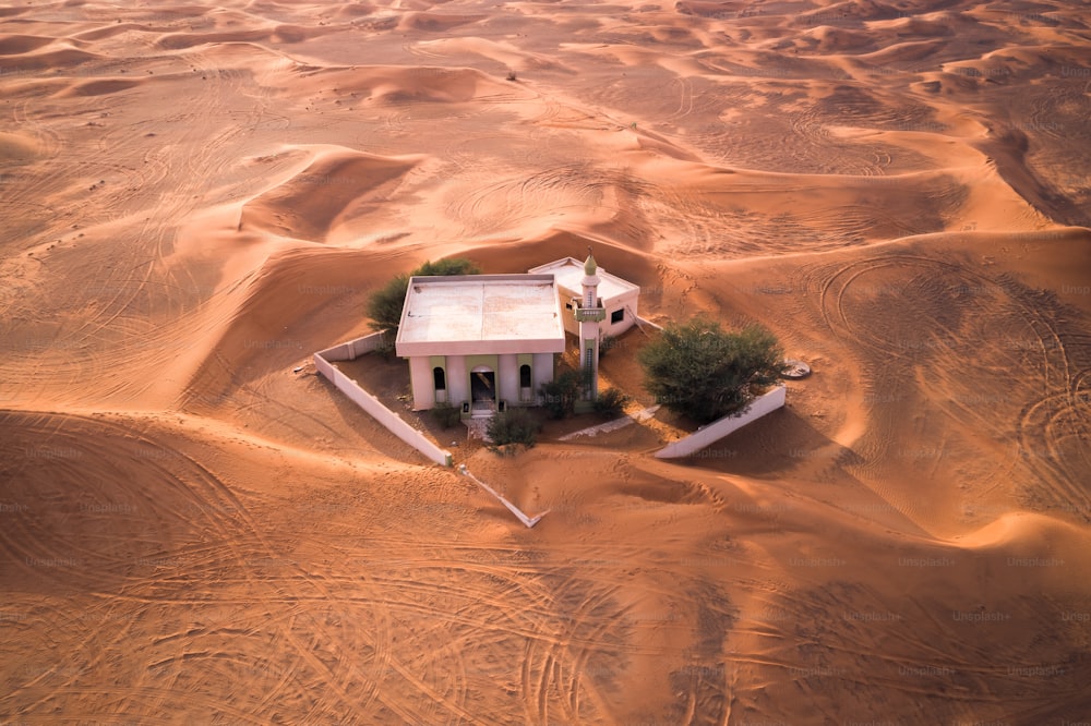 立ち往生-アラブ首長国連邦(ドバイ)の砂漠にある放棄されたモスク。ゴーストタウンは完全に放棄され、砂で覆われています。