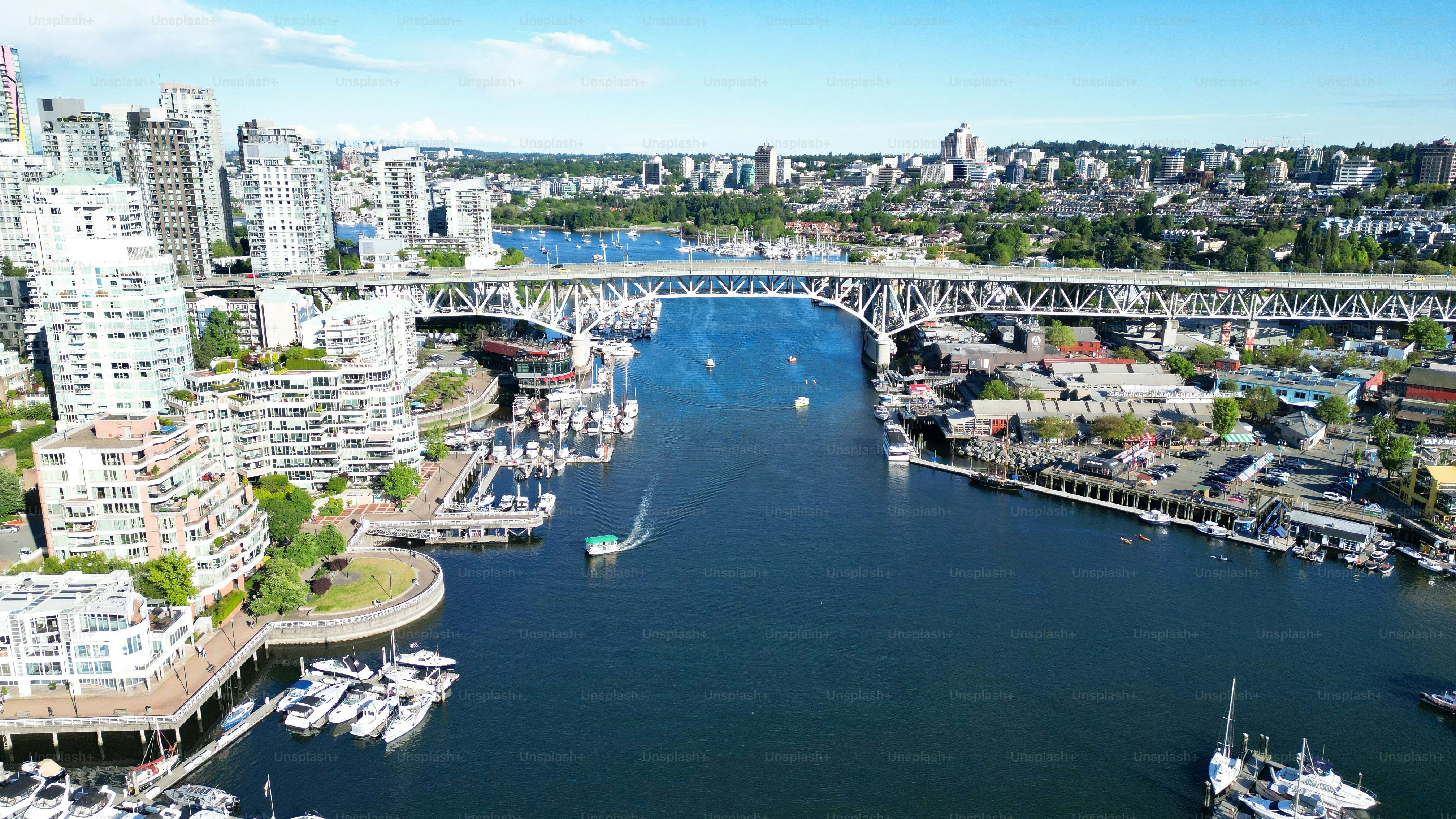 La vista aérea del paisaje urbano de los edificios y el río de Vancouver en un día soleado