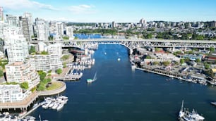 Die Luftaufnahme der Gebäude und des Flusses von Vancouver an einem sonnigen Tag
